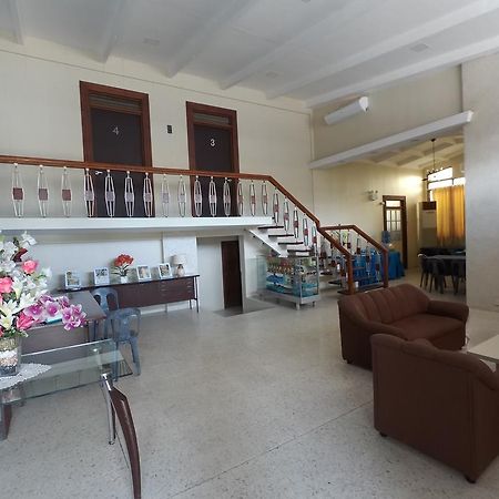 ホテル Residencia Marfel タクロバン エクステリア 写真