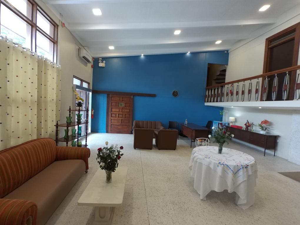 ホテル Residencia Marfel タクロバン エクステリア 写真