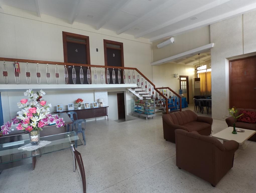 ホテル Residencia Marfel タクロバン エクステリア 写真